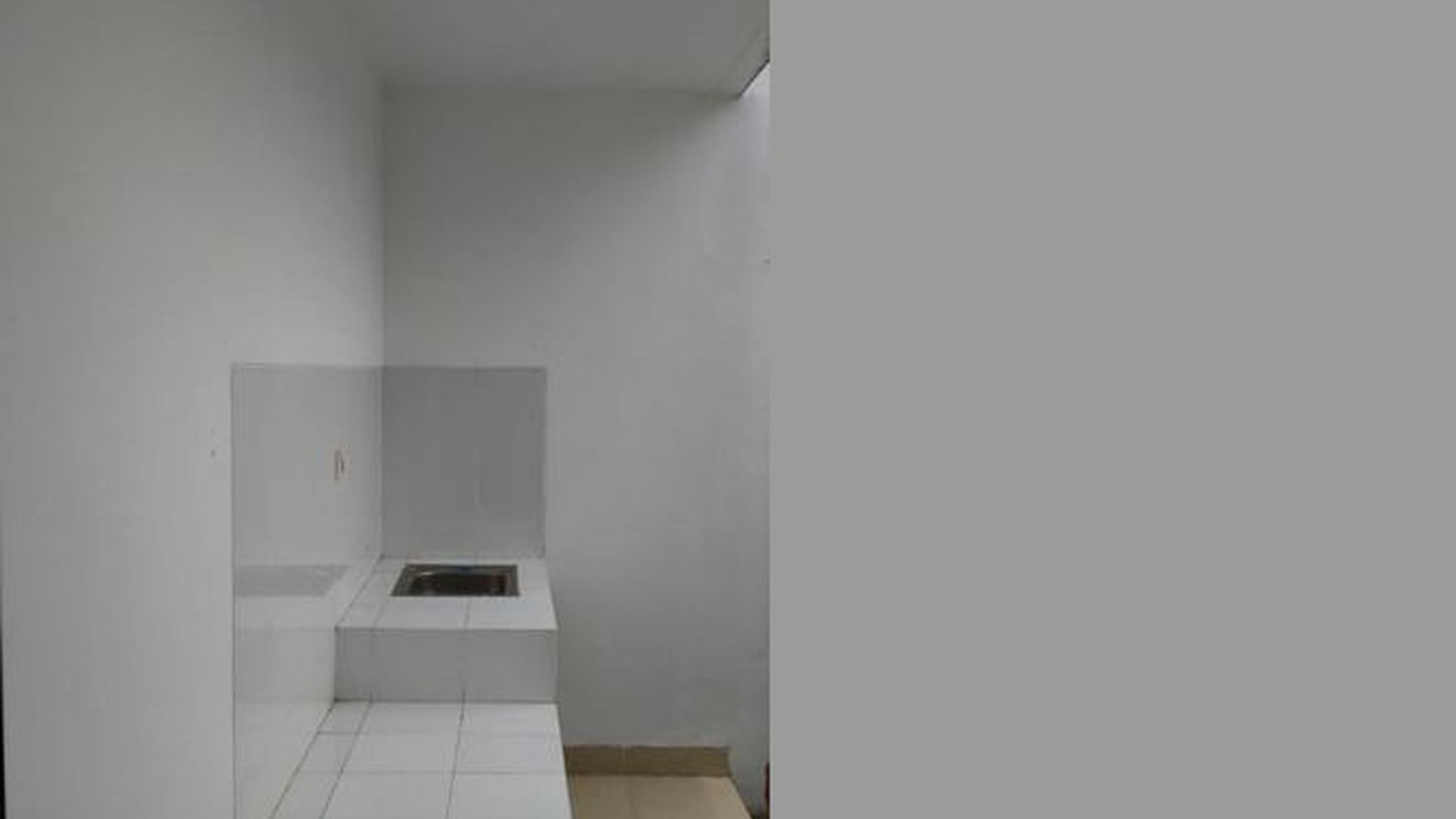 dijual rumah di jalan edelweiss serpong natura serpong tangerang, strategis, dilalui transportasi, jalan penghubung 3 kota, BSD, Bandung, Bogor, siap huni