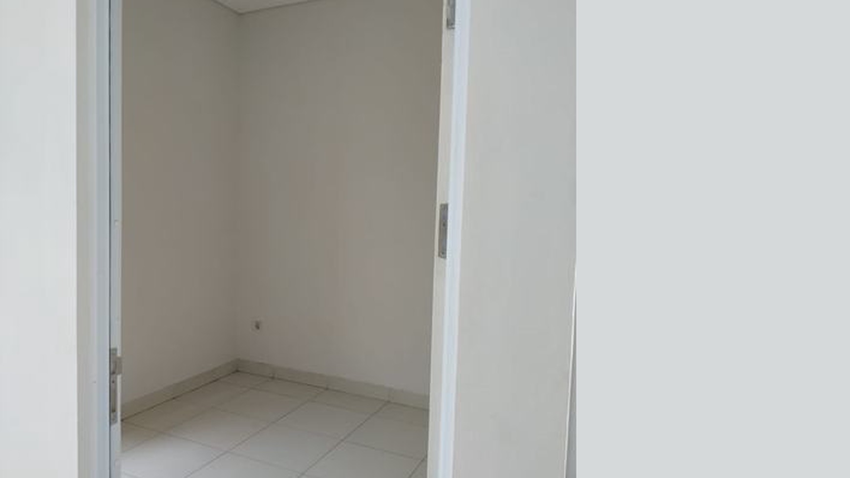 dijual rumah di jalan edelweiss serpong natura serpong tangerang, strategis, dilalui transportasi, jalan penghubung 3 kota, BSD, Bandung, Bogor, siap huni