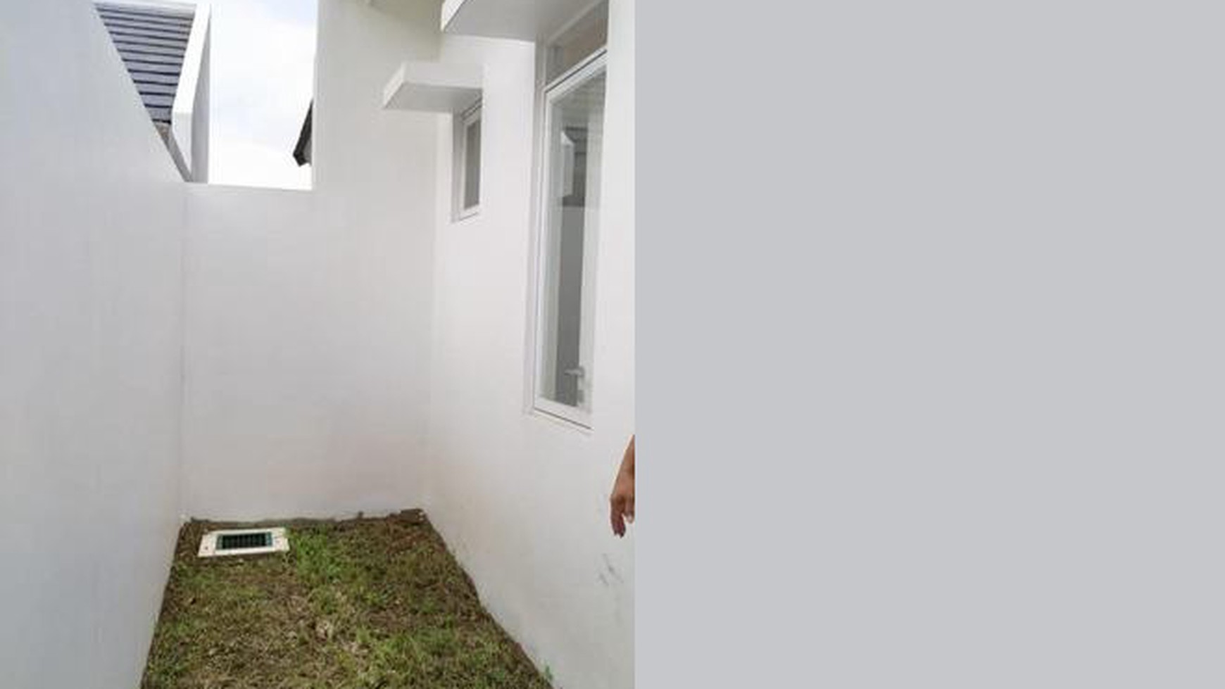 dijual rumah di jalan edelweiss serpong natura serpong tangerang, strategis, dilalui transportasi, jalan penghubung 3 kota, BSD, Bandung, Bogor, siap huni