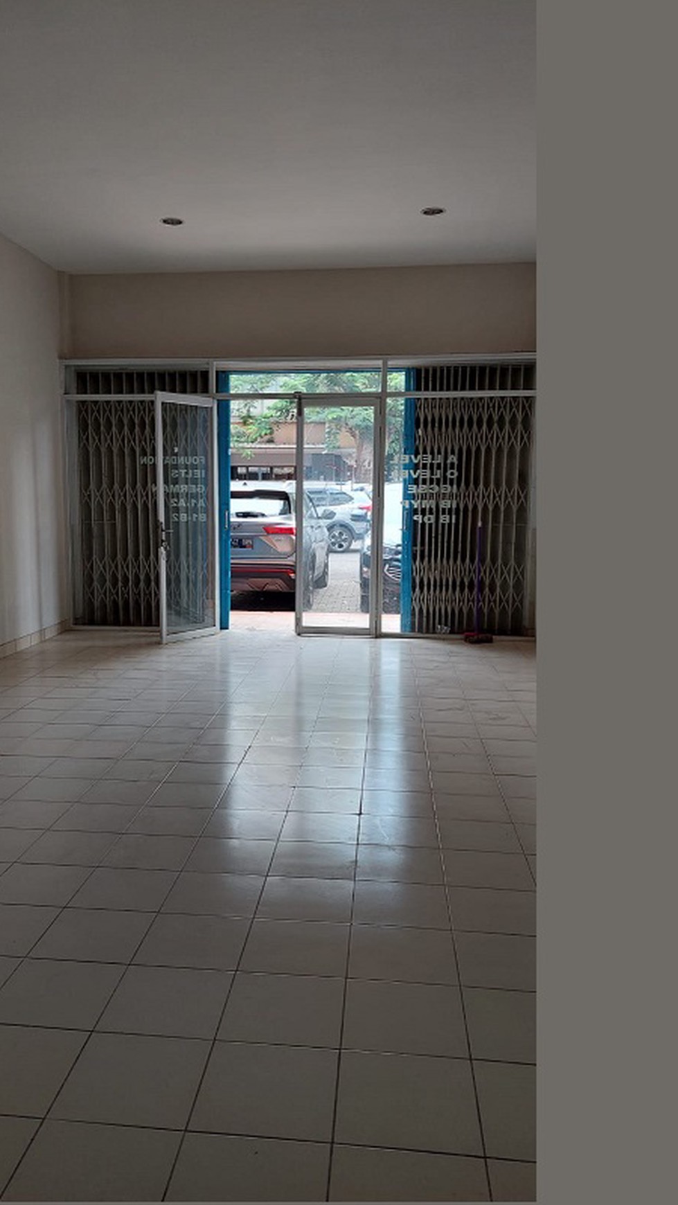 disewa / dijual area ramai dan hidup dikelilingin perumahan. cocok untuk segala usaha. ruko golden boulevard bsd city serpong tangerang selatan banten