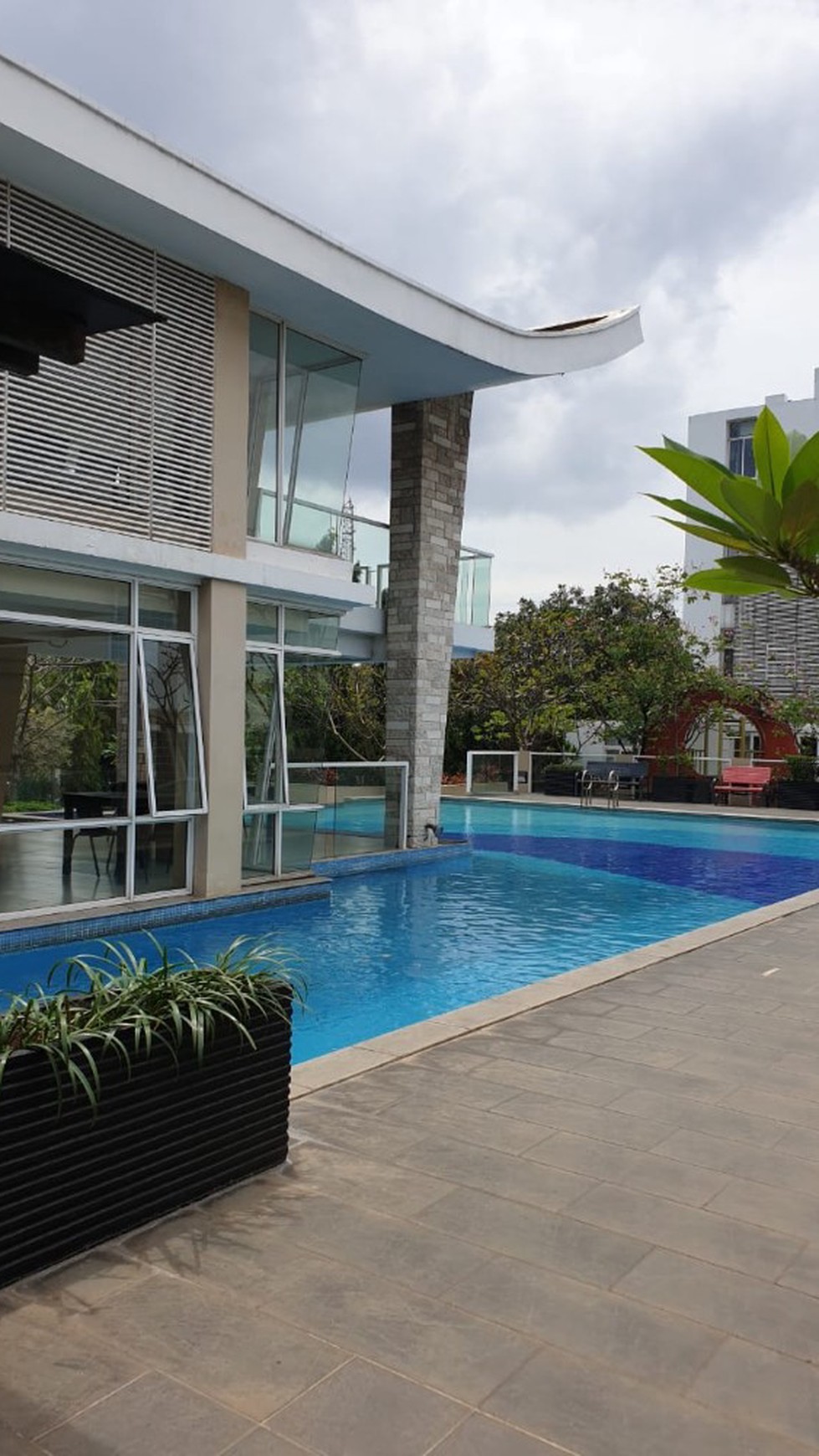 Rumah Hoek Samping Kolam Renang di The Kew Kelapa Gading