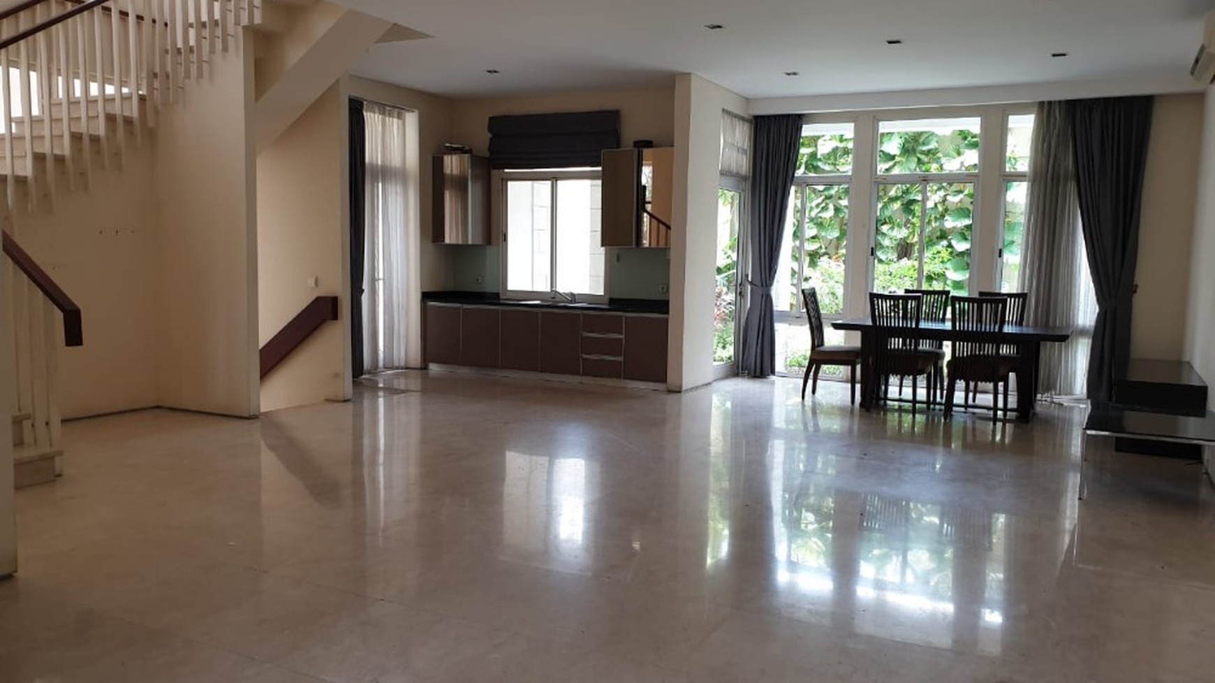 Rumah Hoek Samping Kolam Renang di The Kew Kelapa Gading