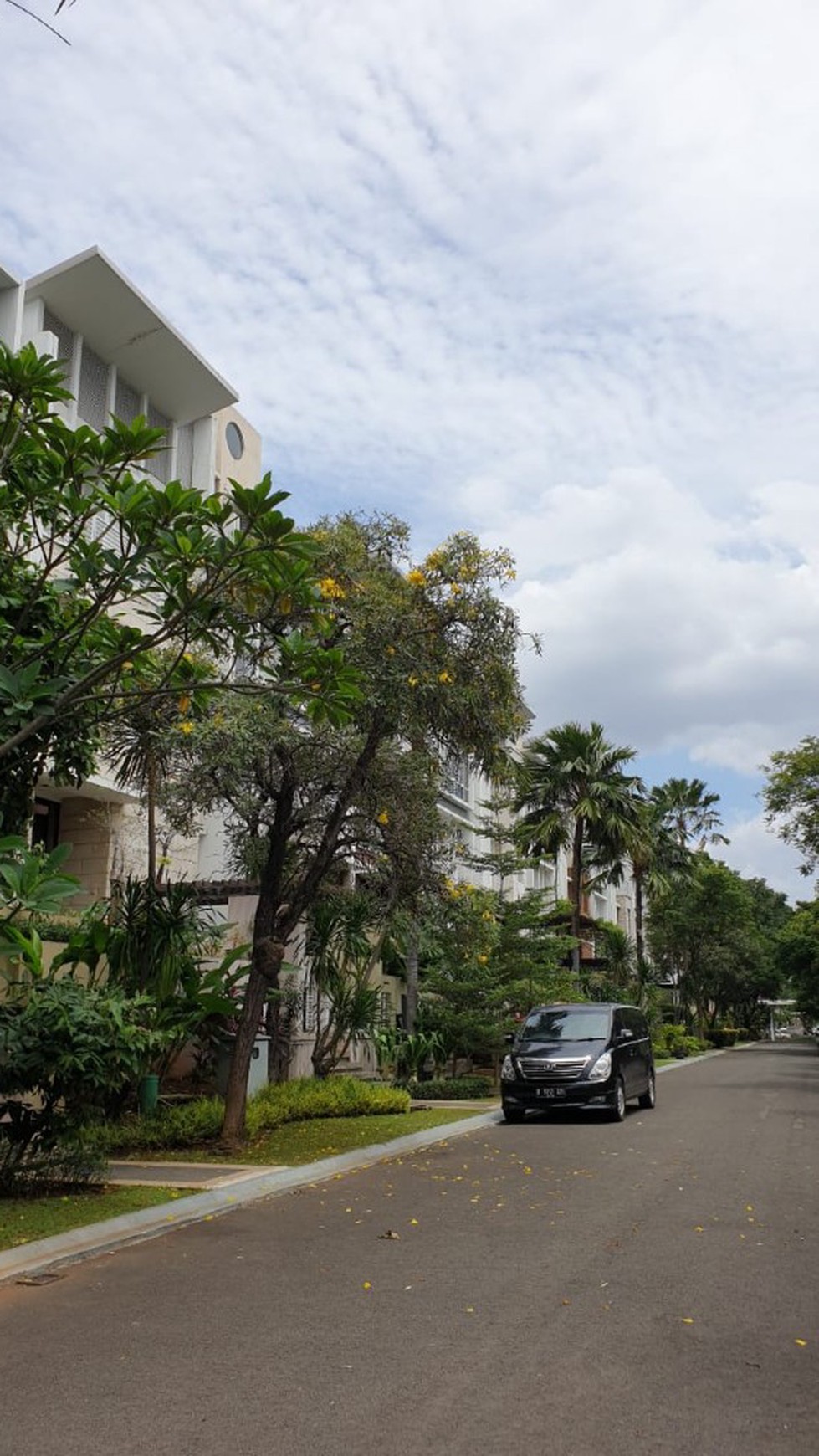 Rumah Hoek Samping Kolam Renang di The Kew Kelapa Gading