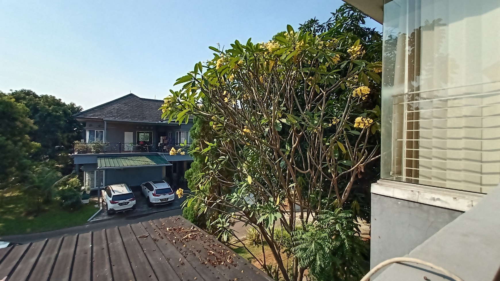 Rumah dua lantai, adem di Cluster terdepan Kota Wisata