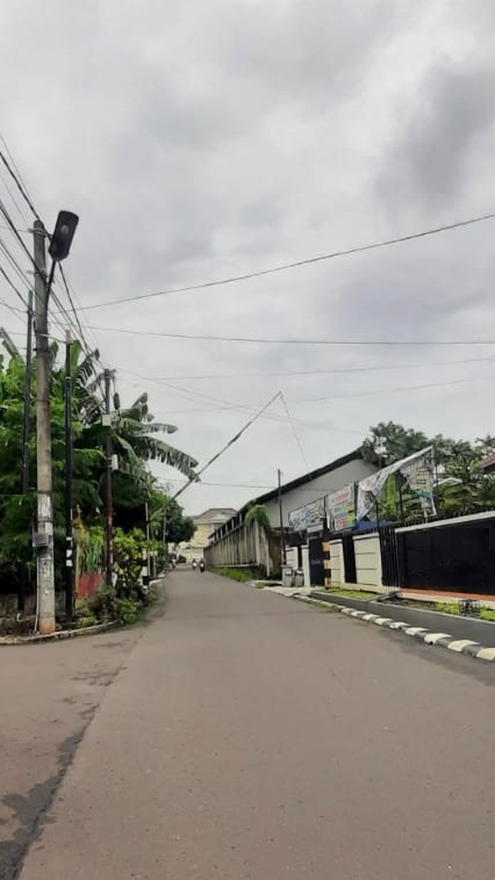 Rumah Luas Diarea Komplek Deplu ,Hitung Tanah Aja Dekat Akses Toll