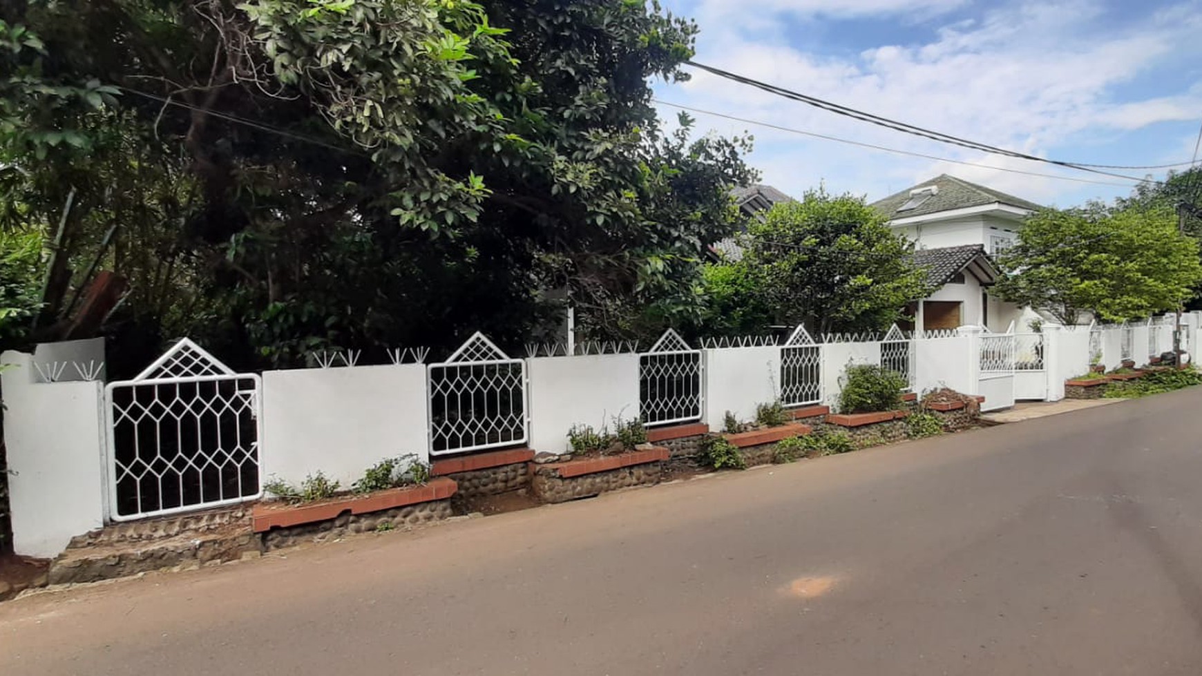 Rumah Luas Diarea Komplek Deplu ,Hitung Tanah Aja Dekat Akses Toll