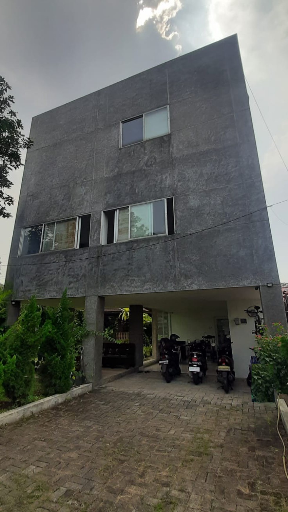 Hunian Asri Luas Diarea Jl Chairil Anwar Kreo, Near Gate Tol Kebon Jeruk