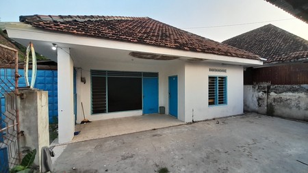 Rumah Lahan Luas Ada Ruang Usaha Tengah Kota Jombang