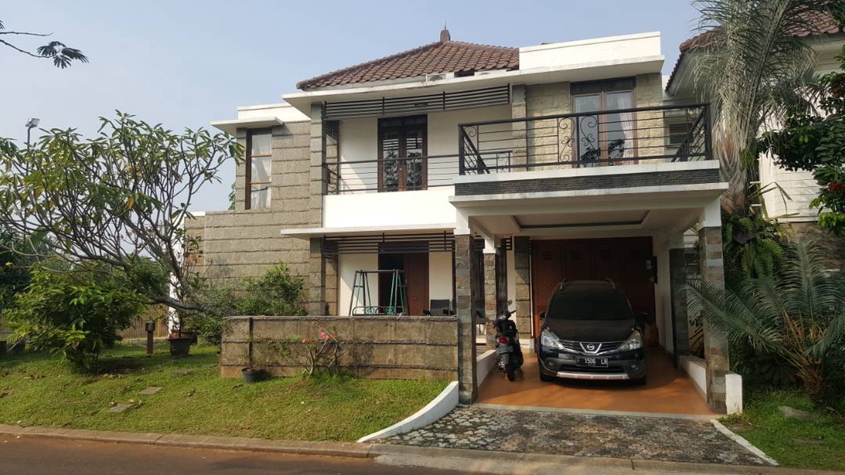 Rumah siap huni depan taman.