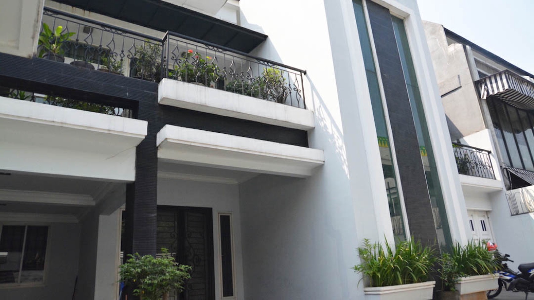 Rumah Kyai Maja, jalan raya, ada lift, Kebayoran Baru-Jakarta Selatan, Luas 409m2