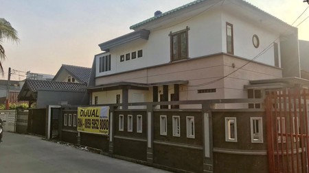 RUMAH POSISI STRATEGIS HOEK 2 Lt DI KELAPA MOLEK,  AKSES JALANAN BESAR, KELAPA GADING