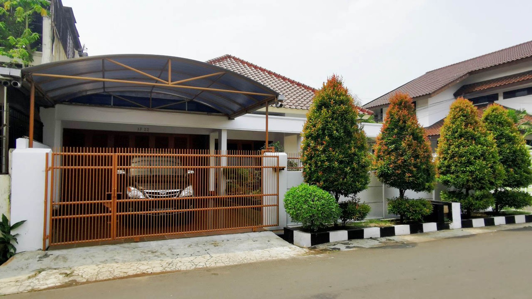 Rumah Hoek Jalan Lebar, Asri, siap huni, ada Ruang Kerja Atap baja Ringan, Cipinang Elok, Luas 245m2