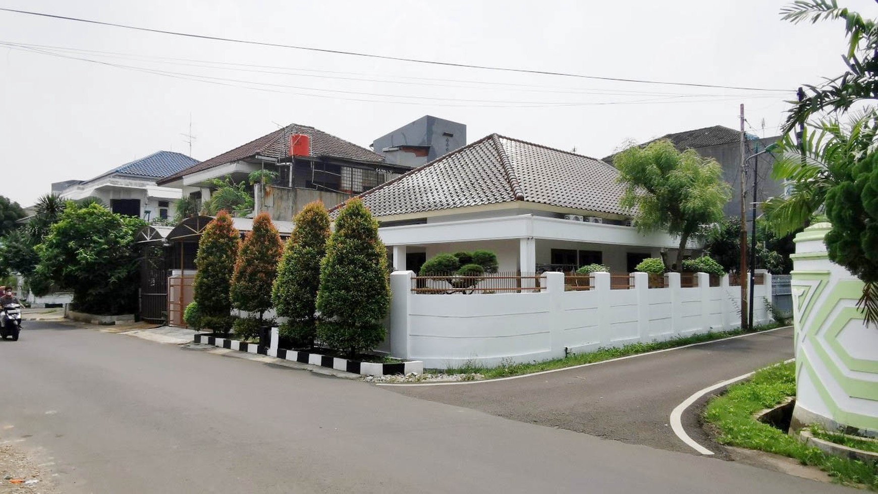 Rumah Hoek Jalan Lebar, Asri, siap huni, ada Ruang Kerja Atap baja Ringan, Cipinang Elok, Luas 245m2