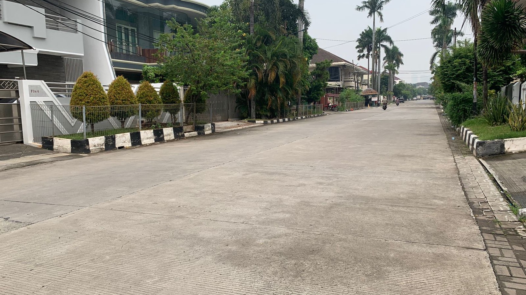 Rumah standar  jalan lebar 3 mobil, Hitung Tanah Di Green Garden Jakarta Barat Luas 600m2