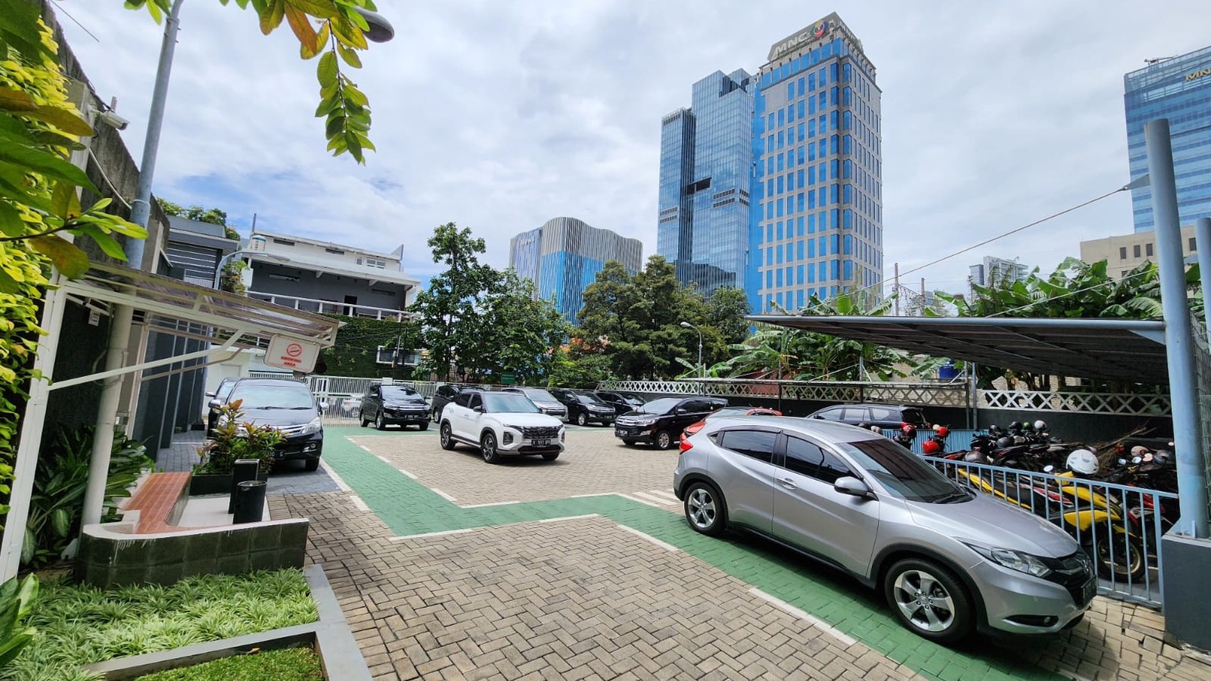 Gedung 11 lantai di jalan Kebun Sirih Menteng Jakarta Pusat