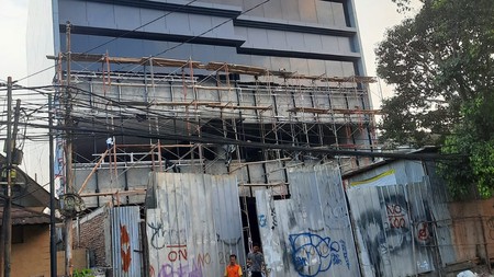 Gedung 5,5 lantai di jalan Sultan Agung Jakarta Selatan