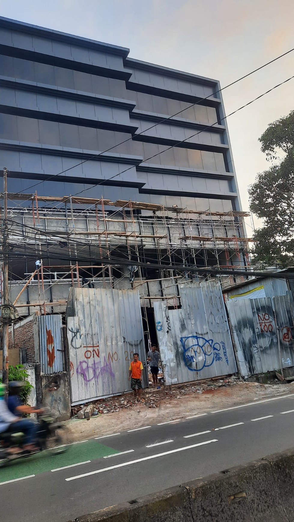 Gedung 5,5 lantai di jalan Sultan Agung Jakarta Selatan