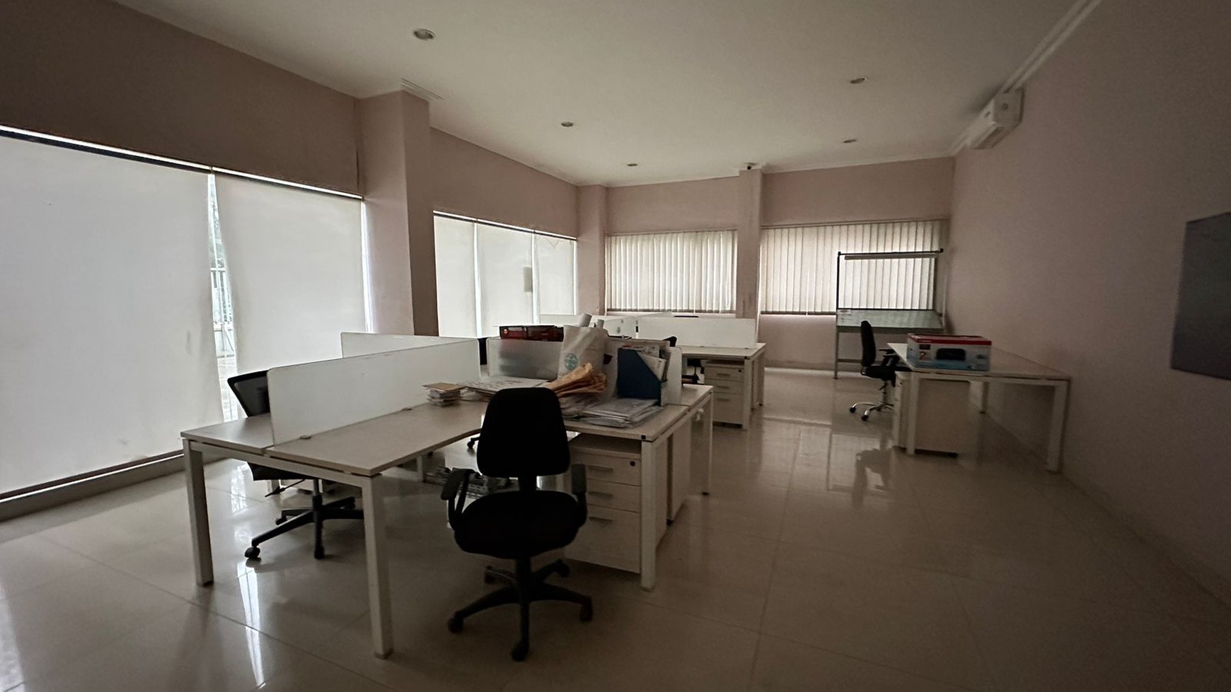 Dijual: Gudang 2 Tingkat & Kantor Terawat di Lokasi Strategis di Delta Silicon Cikarang.