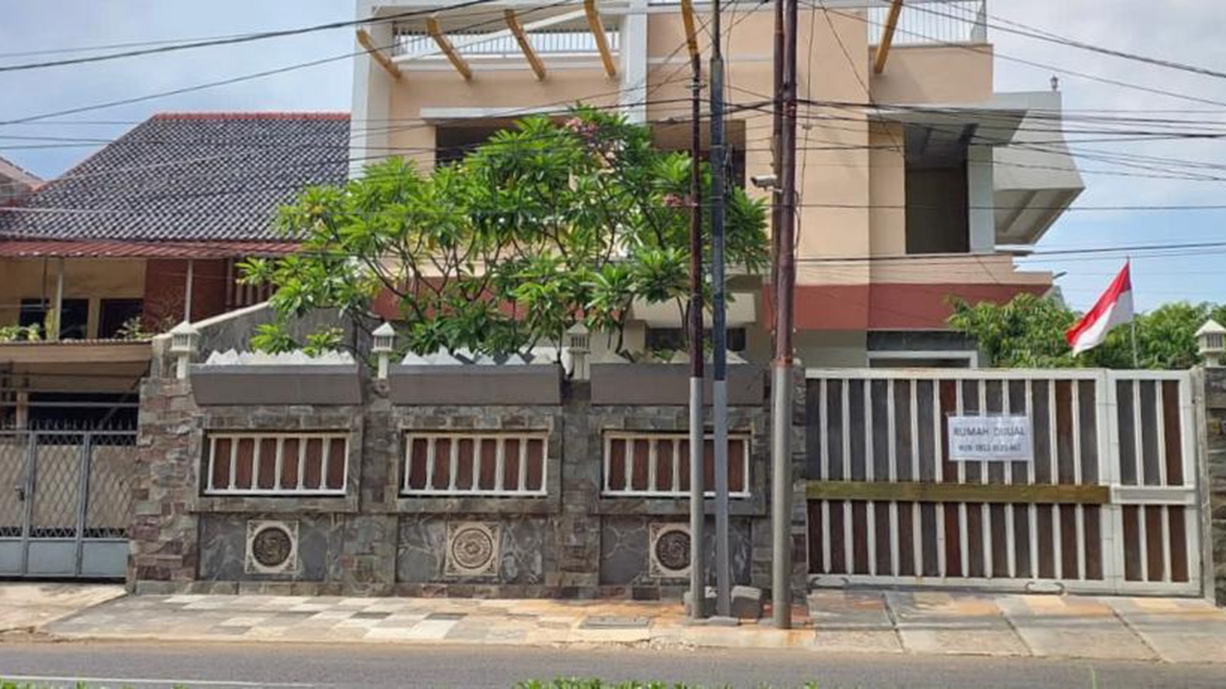 Rumah Bertingkat dengan Rooftop luas dilantai 3 Asri, Sejuk, dan Siap Huni di Pondok Kopi Jakarta Timur