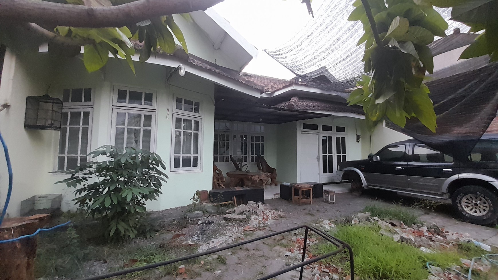 Rumah berpagar di dalam perumahan Jombang Kota jalan bulevar