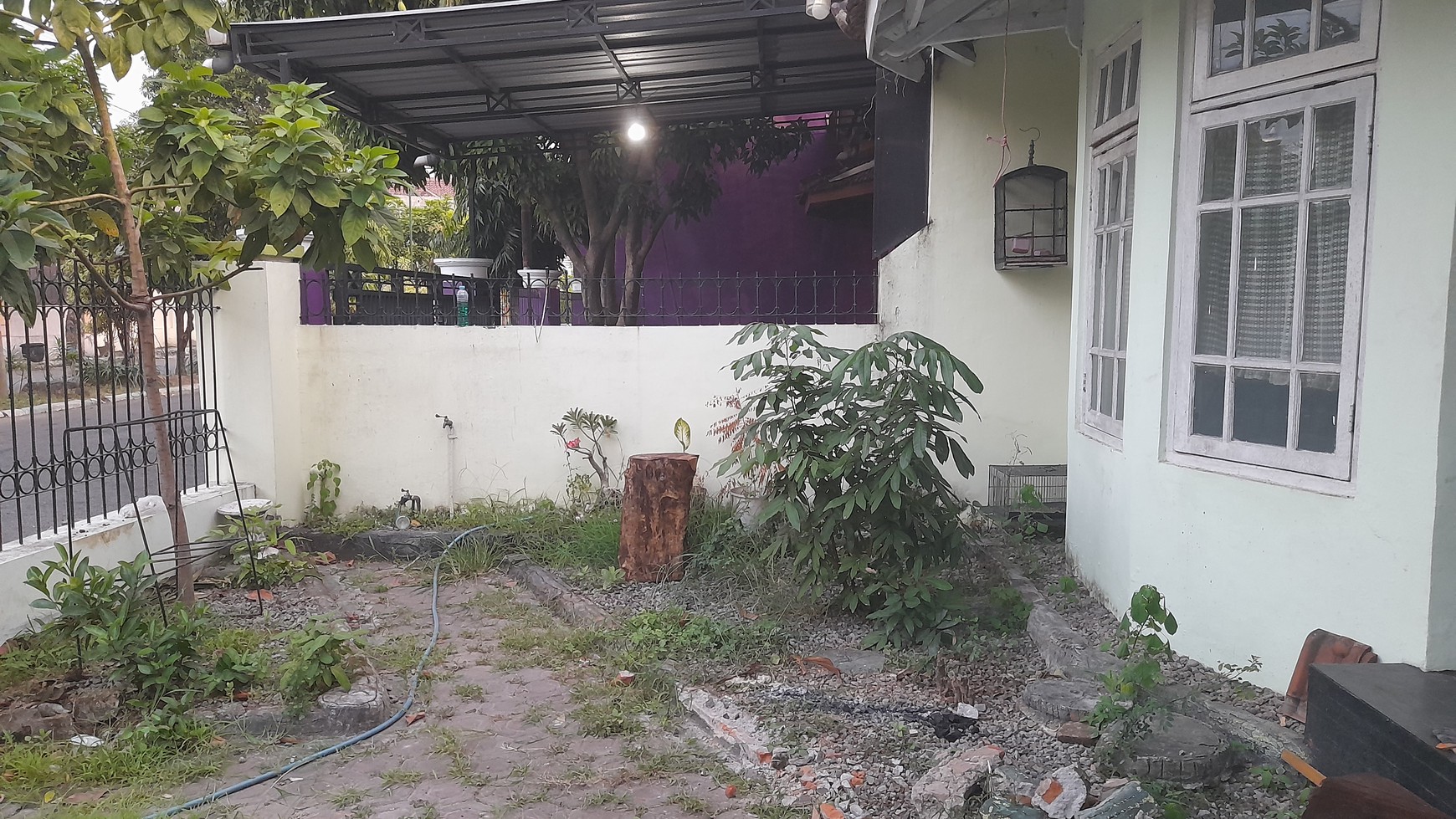 Rumah berpagar di dalam perumahan Jombang Kota jalan bulevar