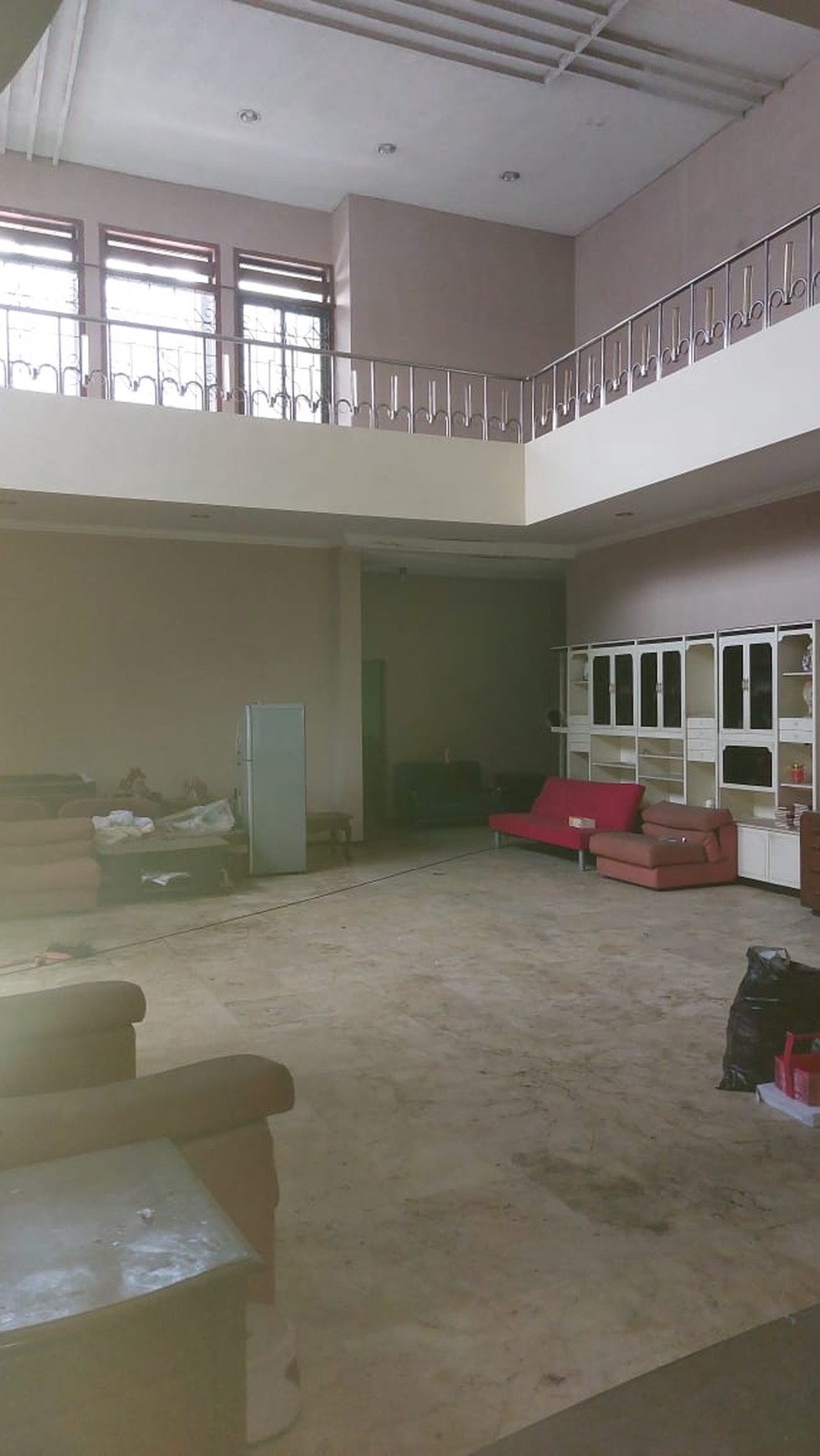 Rumah siap huni cocok untuk kafe , restauran, kantor di nol jalan raya Dharmahusada Indah Surabaya