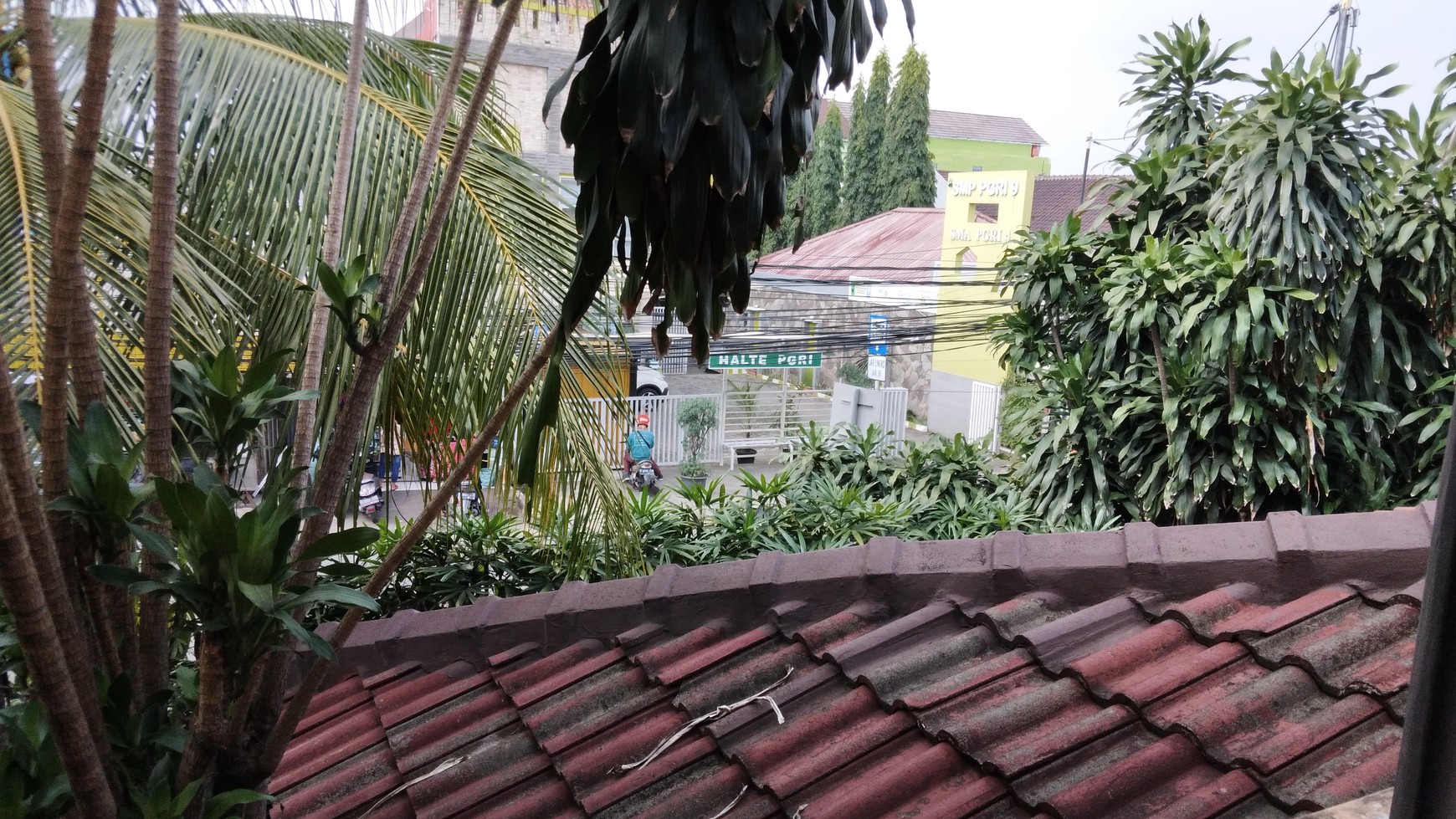 DI Jual rumah di cipaayung,pinggir jalan raya utama lokasi sangat strategis harga nego