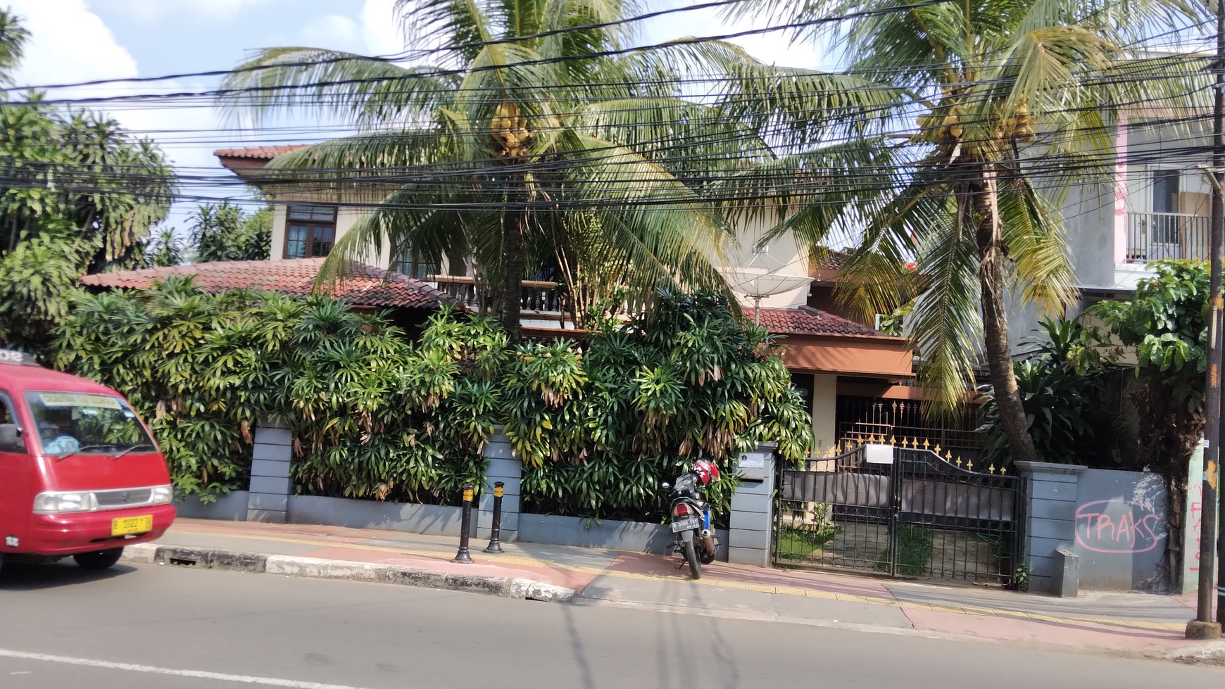 DI Jual rumah di cipaayung,pinggir jalan raya utama lokasi sangat strategis harga nego