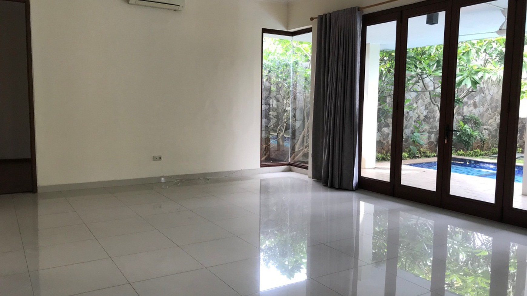 Beautiful Townhouse For Rent at Ampera