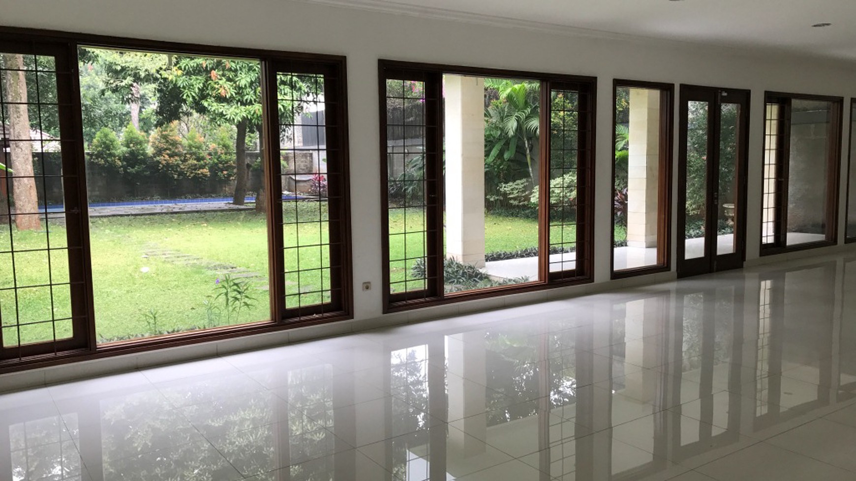 Beautiful Townhouse For Rent at Kemang