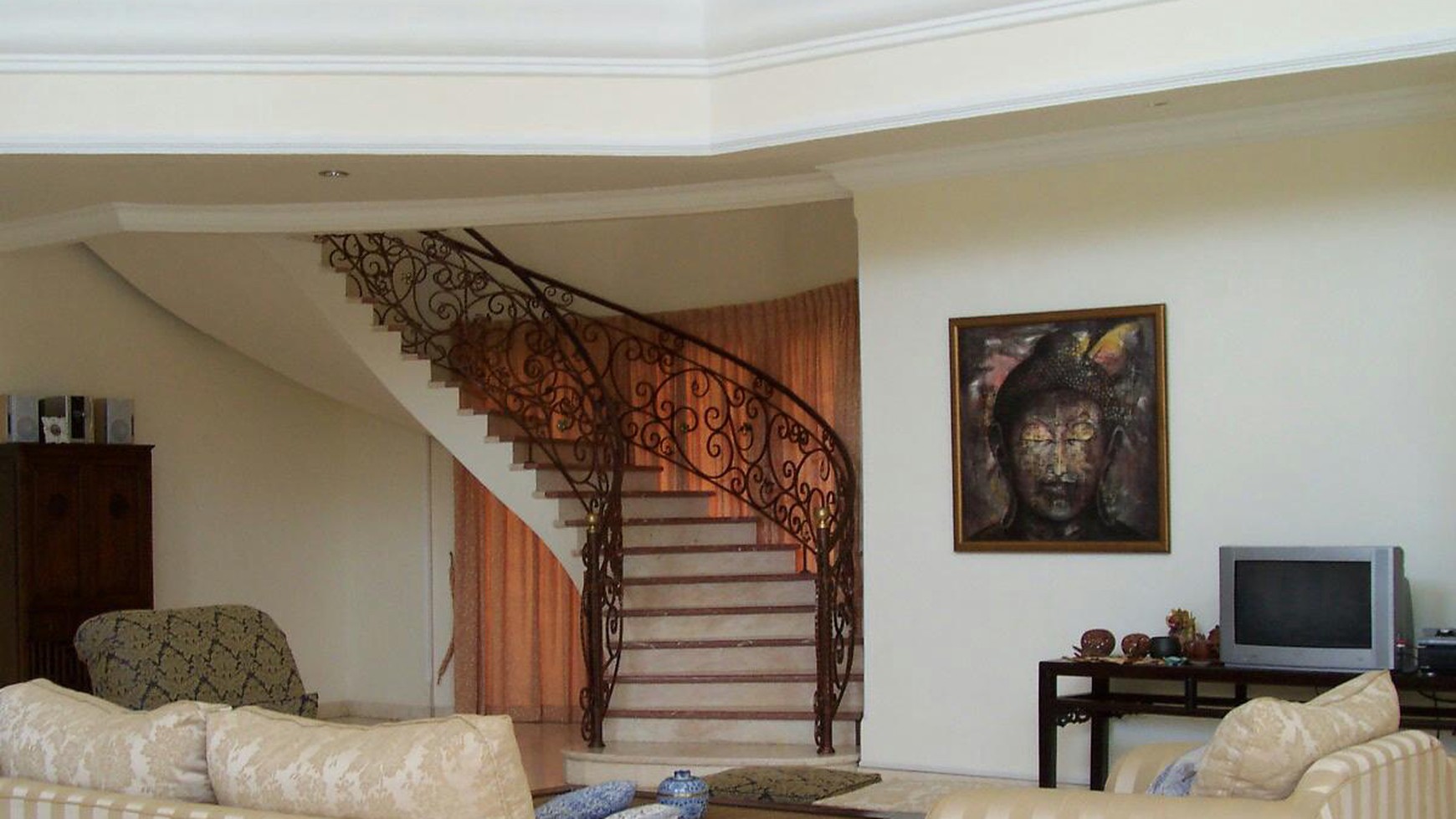 Big and Beautiful House For Rent In Kemang