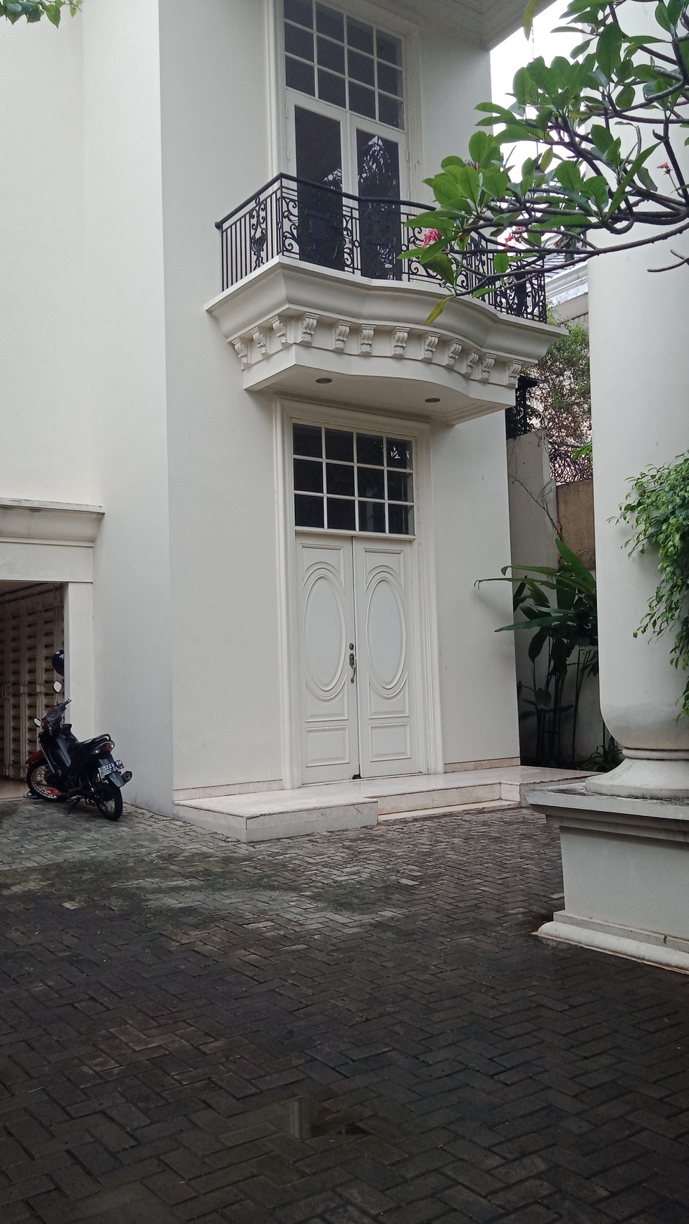 Comfortable house in Kemang Dalam area "negotiable"