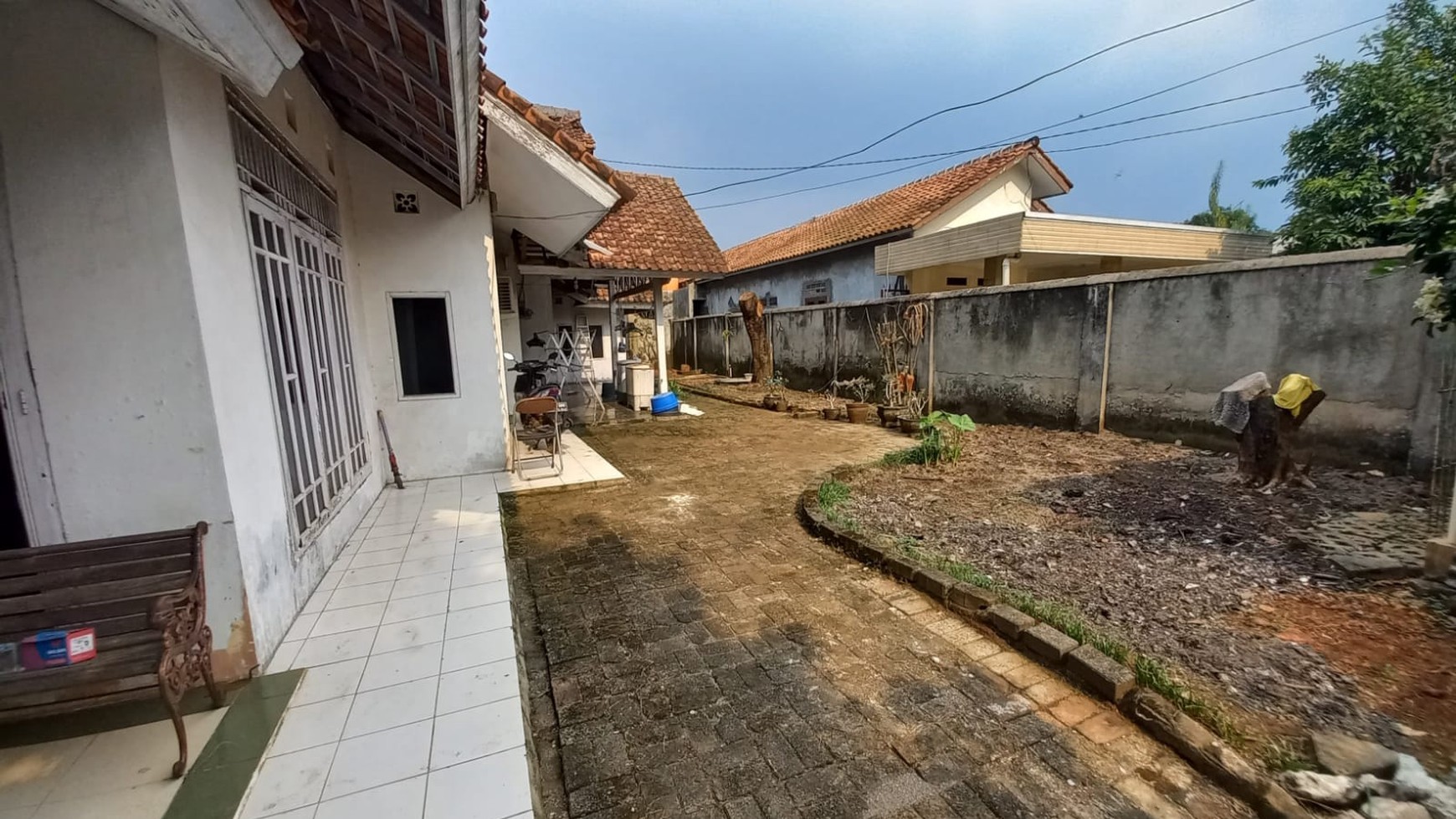 Rumah dengan pekarangan luas di Bojong Kulur