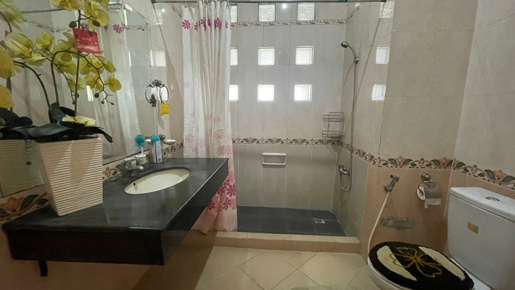 Rumah cantik turun harga semi furnished siap huni di Kota Rafless Hills Cibubur