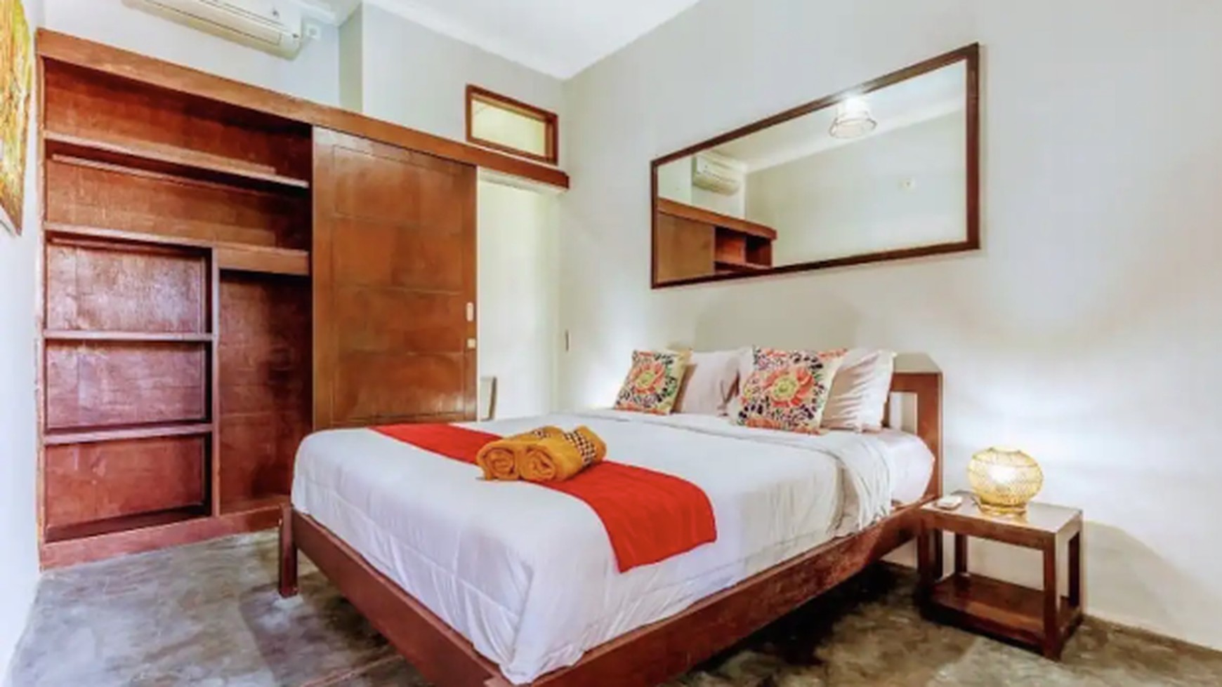 For Rent Yearly - Villa 2 bedrooms with view rice field in a strategic and busy area , Canggu