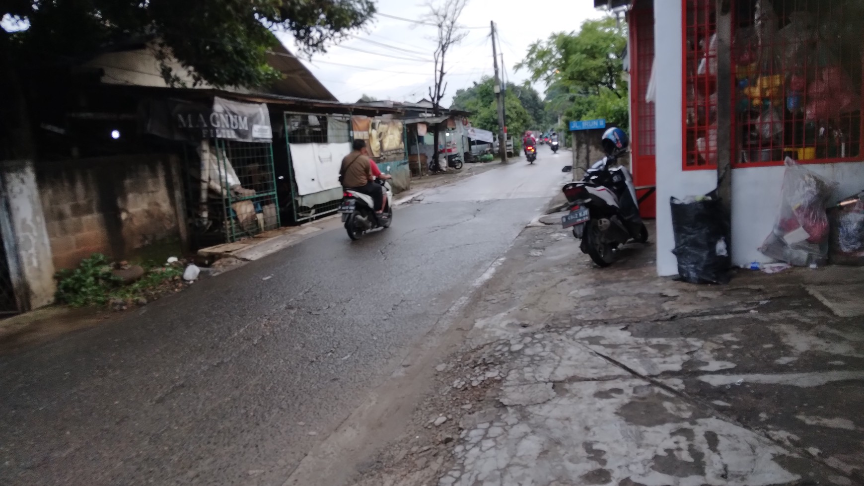 Rumah pinggir jalan di jl bengkong bekasi harga nego