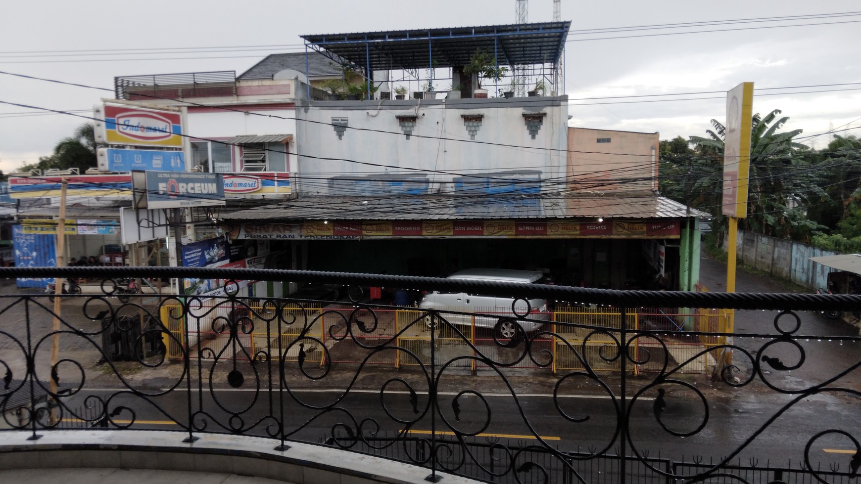 Rumah cantik 2 lantai pinggir jalan raya cikeas ,harga nego