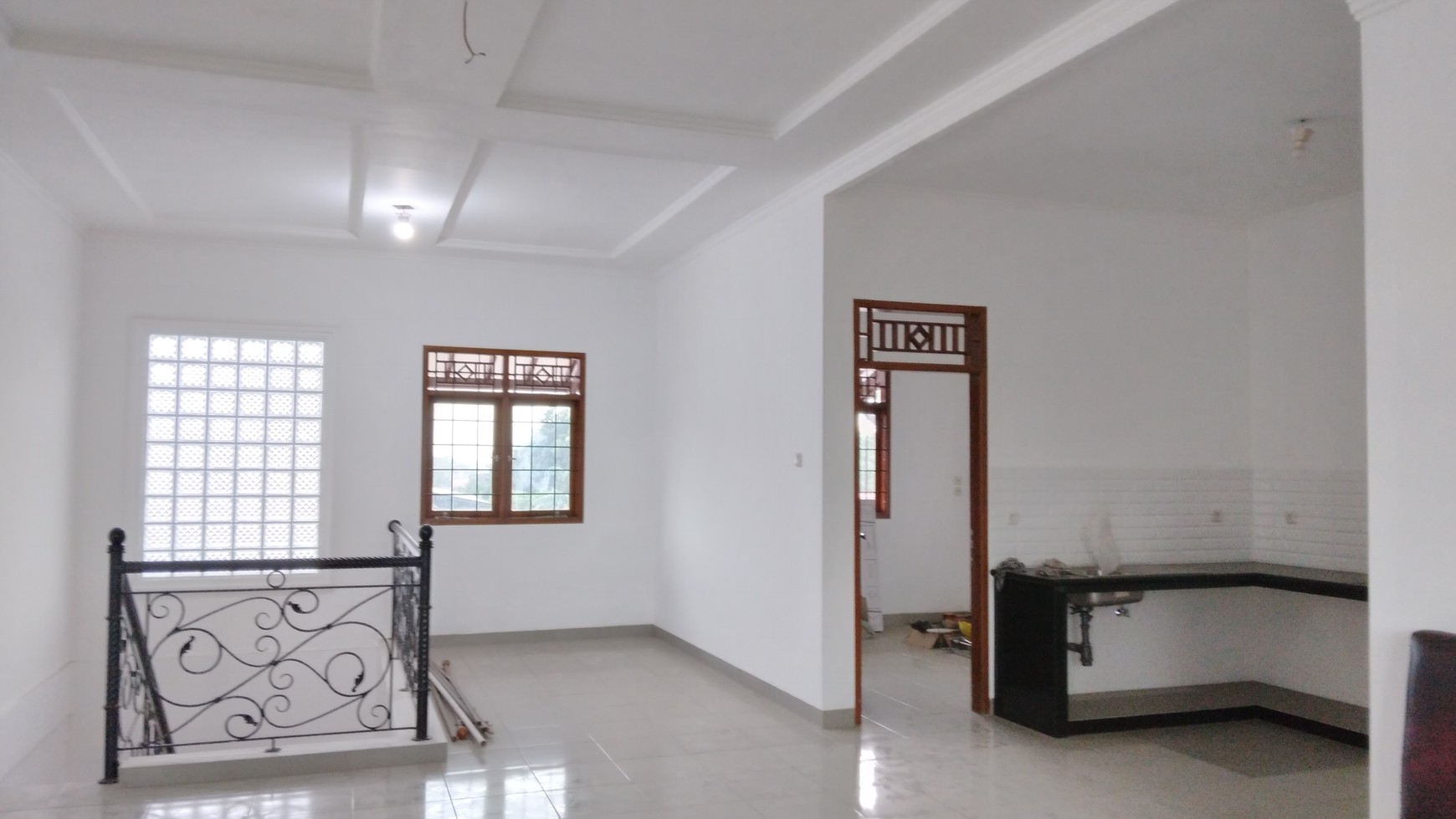 Rumah cantik 2 lantai pinggir jalan raya cikeas ,harga nego