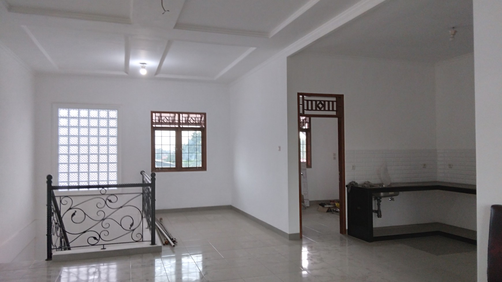 Rumah cantik 2 lantai pinggir jalan raya cikeas ,harga nego