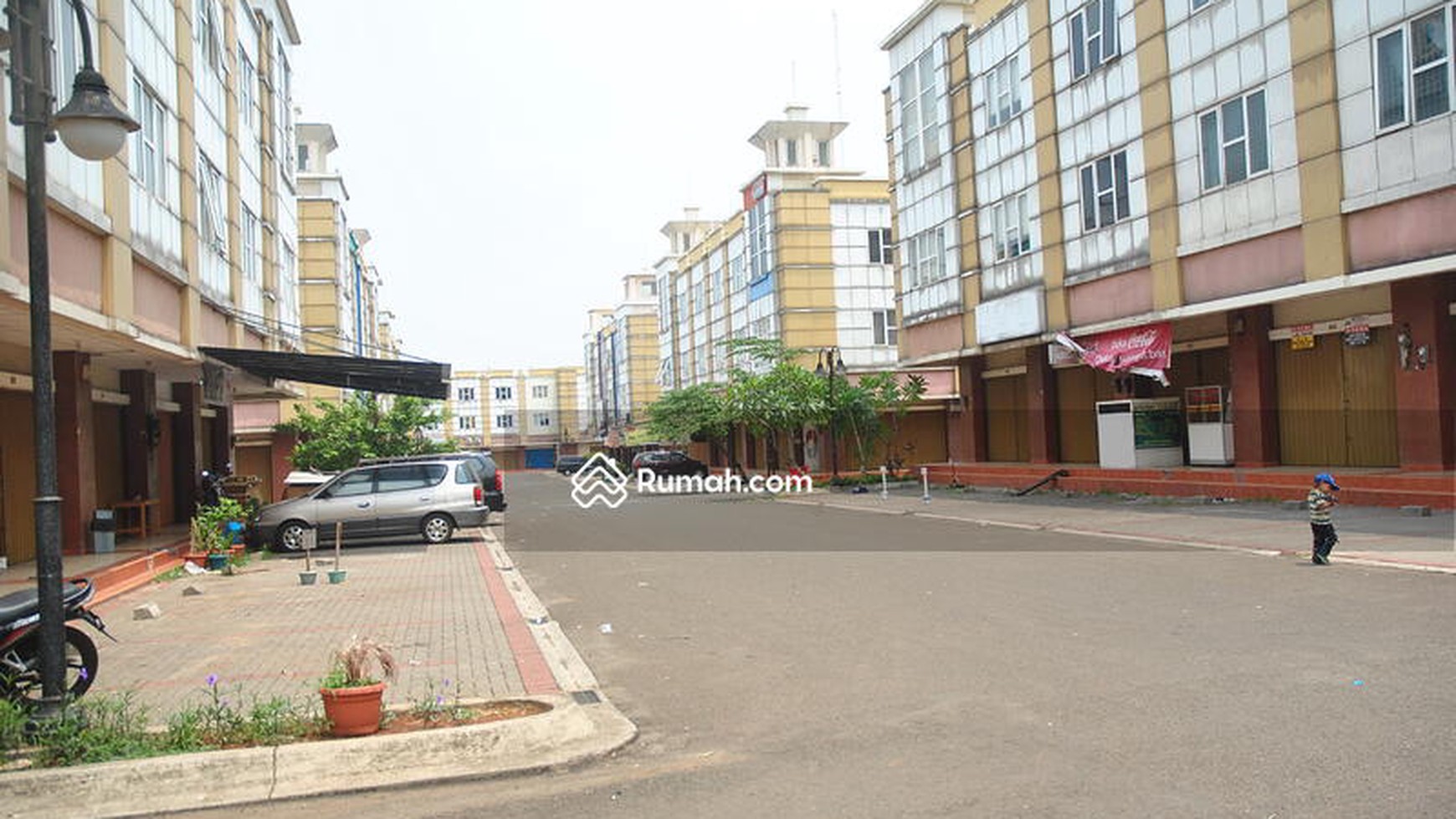 disewa / dijual area ramai dan hidup dikelilingin perumahan. cocok untuk segala usaha. ruko golden boulevard bsd city serpong tangerang selatan banten