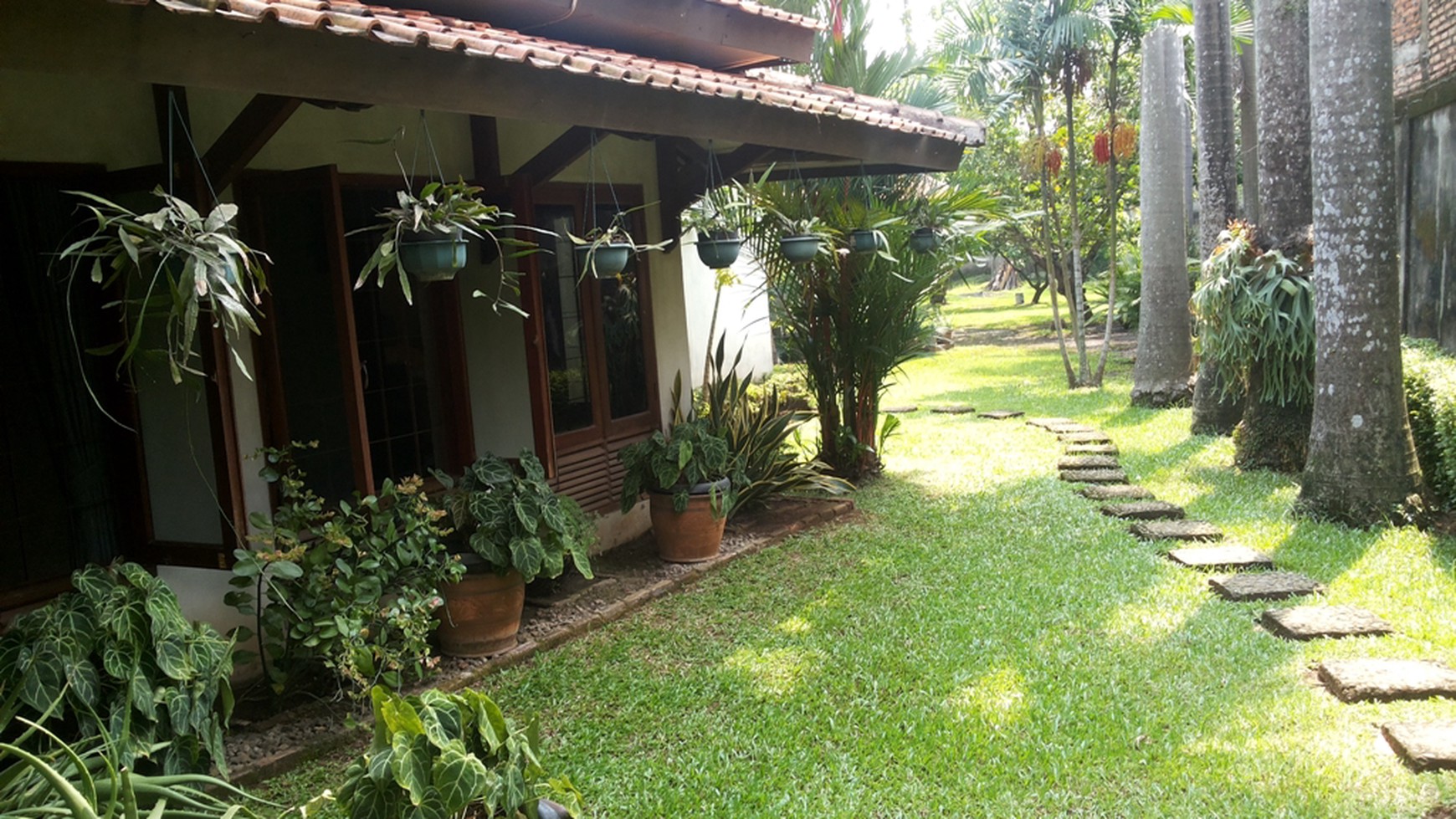 Rumah Mewah Bagus Tanah Besar Murah di Jalan Utama Ceger Raya.