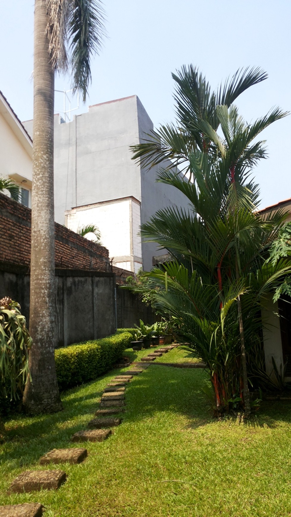 Rumah Mewah Bagus Tanah Besar Murah di Jalan Utama Ceger Raya.