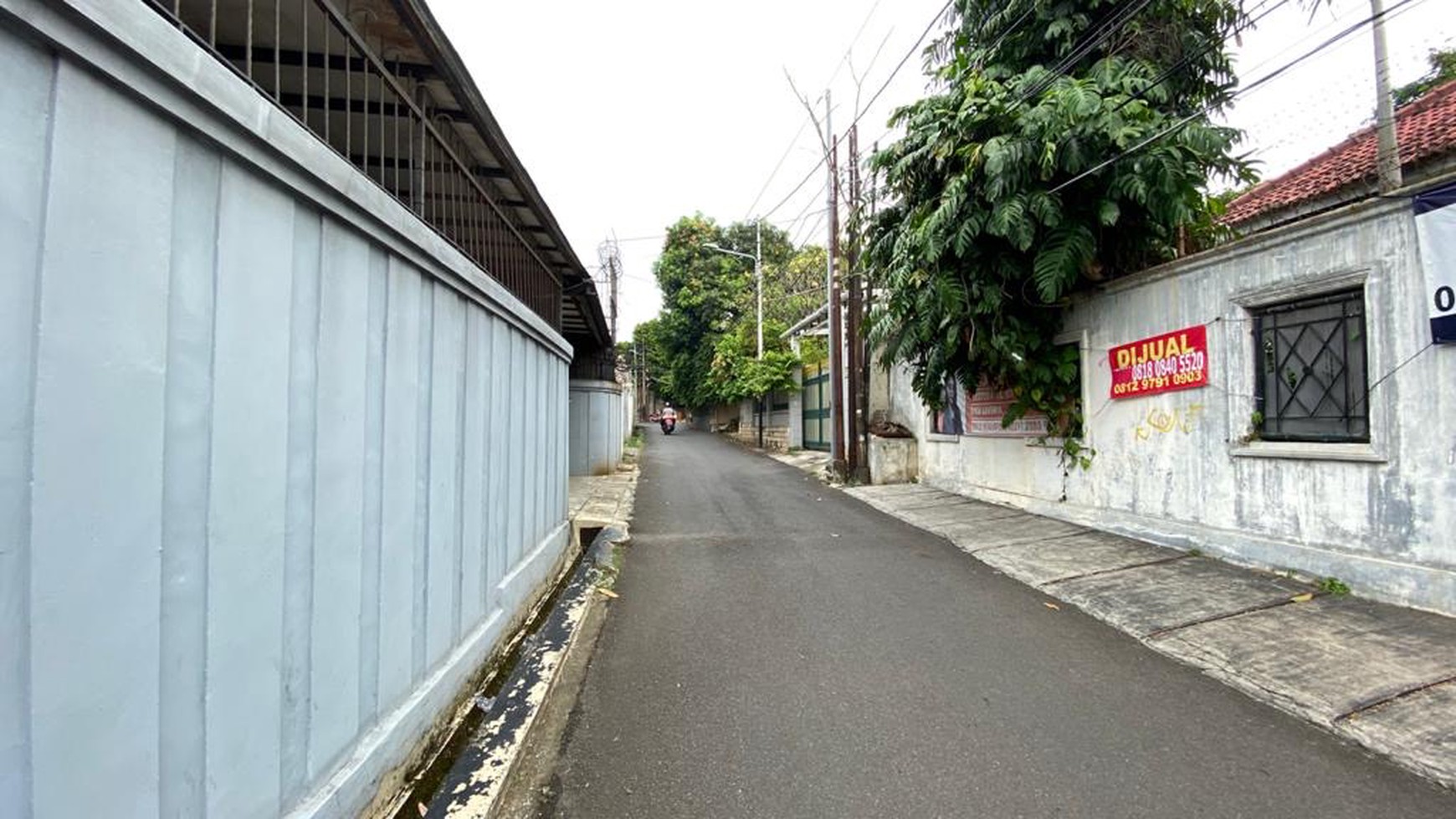 TURUN HARGA DRASTIS! RUMAH HITUNG TANAH LOKASI SANGAT STRATEGIS DI KAWASAN KEMANG