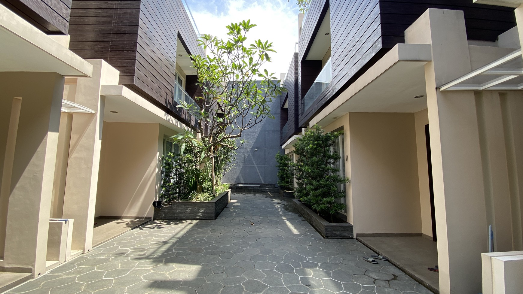 MINIMALIST HOUSE AT KEMANG