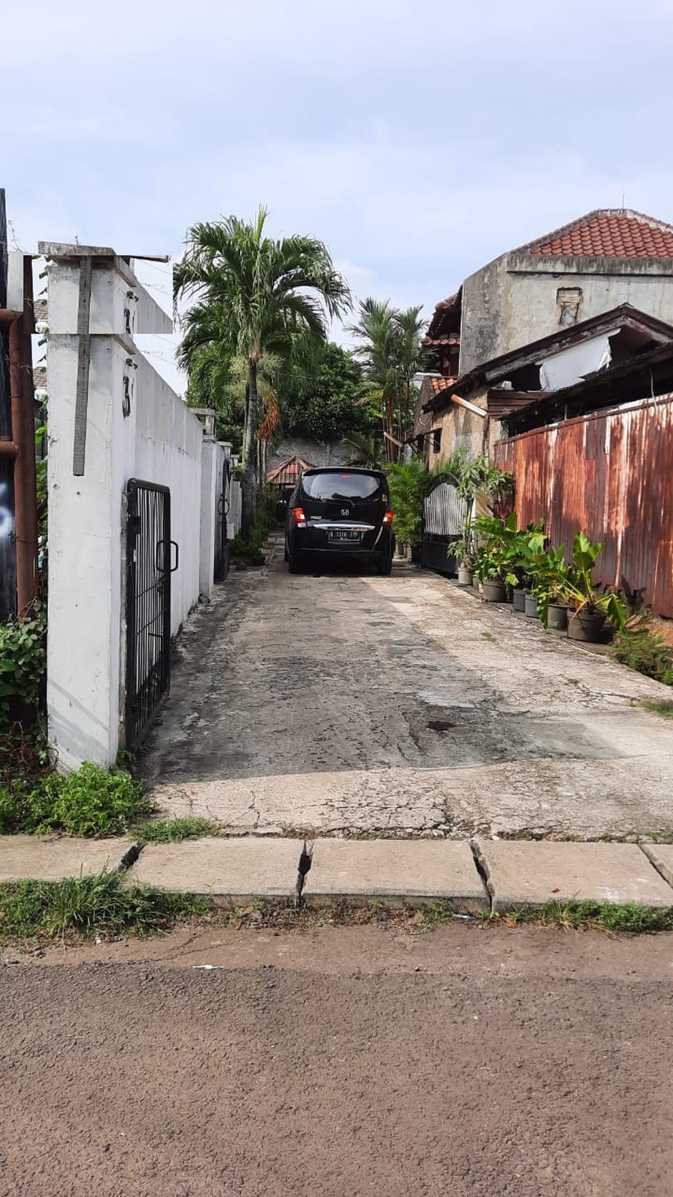 Rumah bagus dengan halaman yang luas dan Asri di Pondok Ranji.