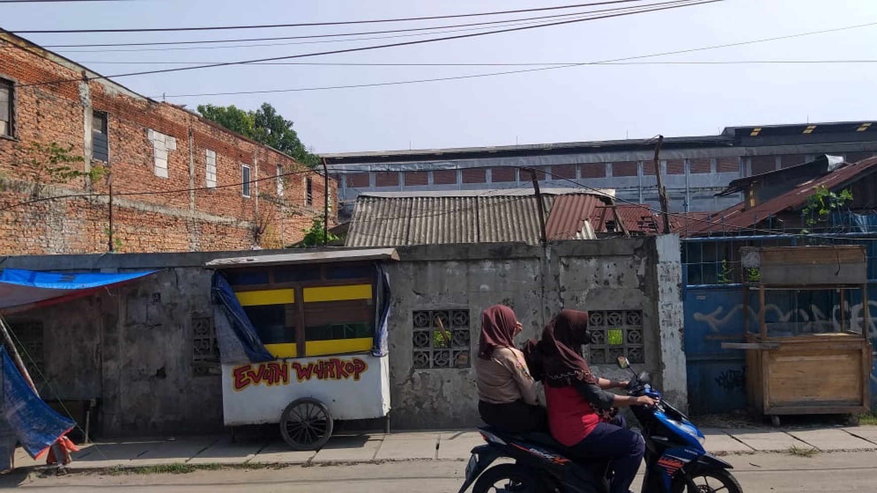 Lokasi Cocok untuk gudang atau industri terletak di jalan raya