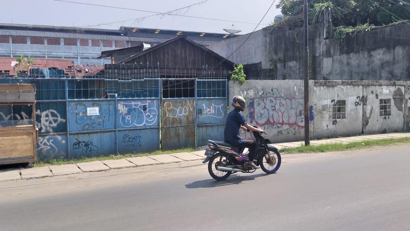 Lokasi Cocok untuk gudang atau industri terletak di jalan raya