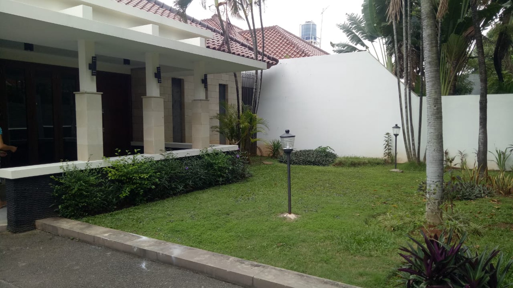 RUMAH CANTIK DENGAN BACKYARD YG CUKUP LUAS DI KEMANG, JAKARTA SELATAN