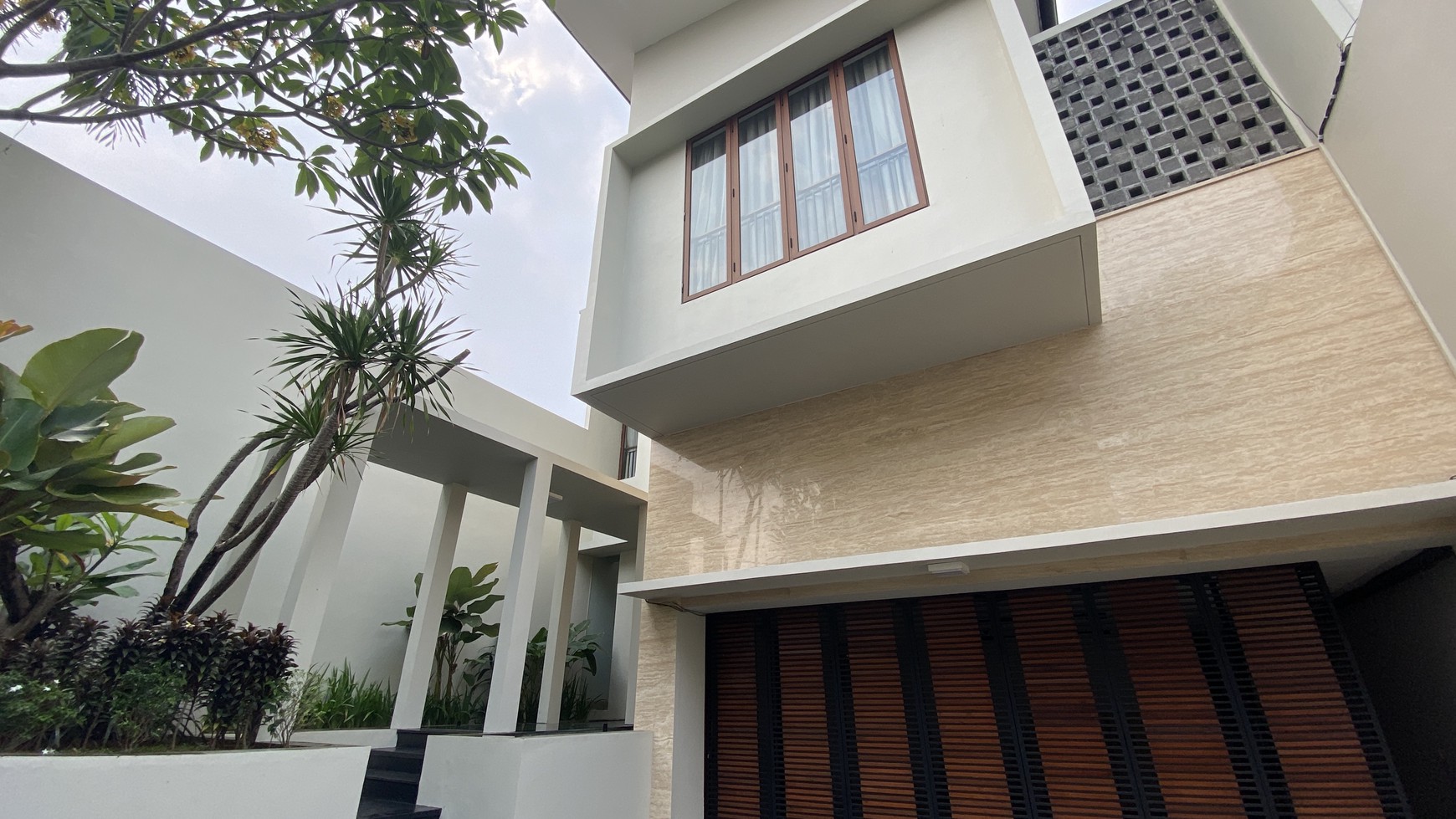 BEAUTIFUL MODERN TROPICAL HOUSE AT KEMANG DALAM AREA, JAKARTA SELATAN