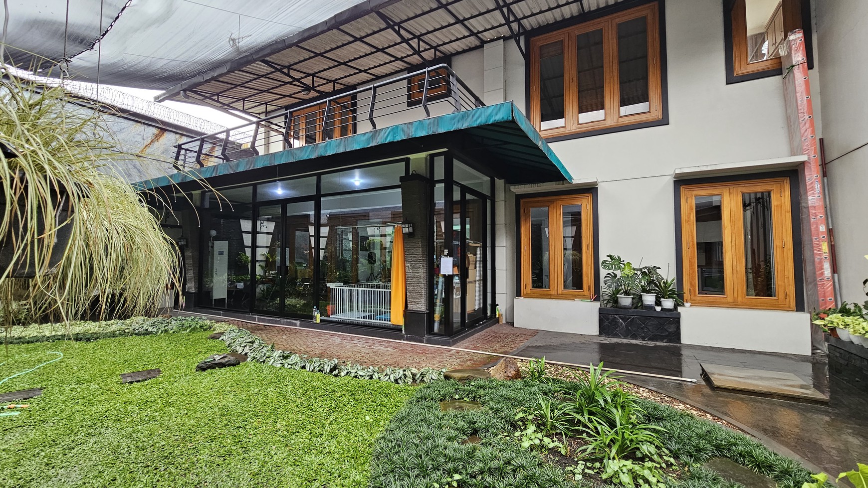 Rumah Kayu Putih Selatan, Luas 16x40m2